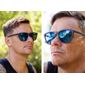 homem-modelo-masculino-usando-oculos-de-sol-marca-hupi-azul-com-lentes-espelhadas