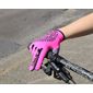 modelo-usando-luva-de-ciclismo-rosa-pink-modelo-biometria-feminina-na-mao-esquerda