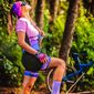 macaquinho-de-ciclismo-feminino-hupi-the-mountains-preto-com-rosa-pastel-e-roxo-com-forro-em-gel-comfort-de-qualidade-com-ziper-grande