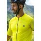 camisa-masculina-de-ciclismo-freeforce-amarela-modelo-classic-grids-vestida-masculina-com-protecao-uv-macia